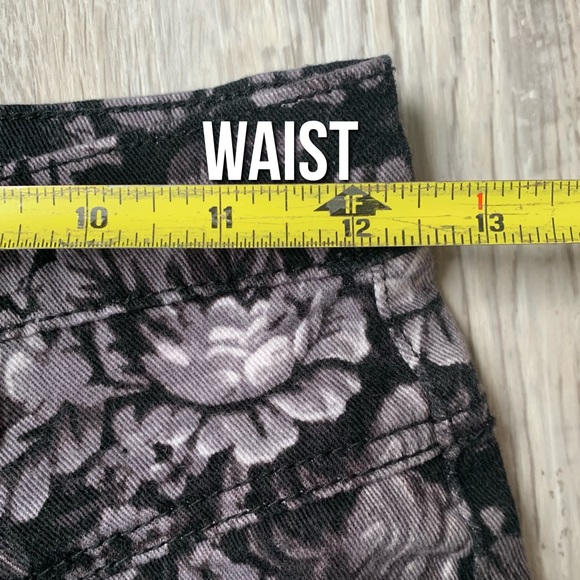 UO BDG : blacked out floral print jeans - Picture 9 of 11